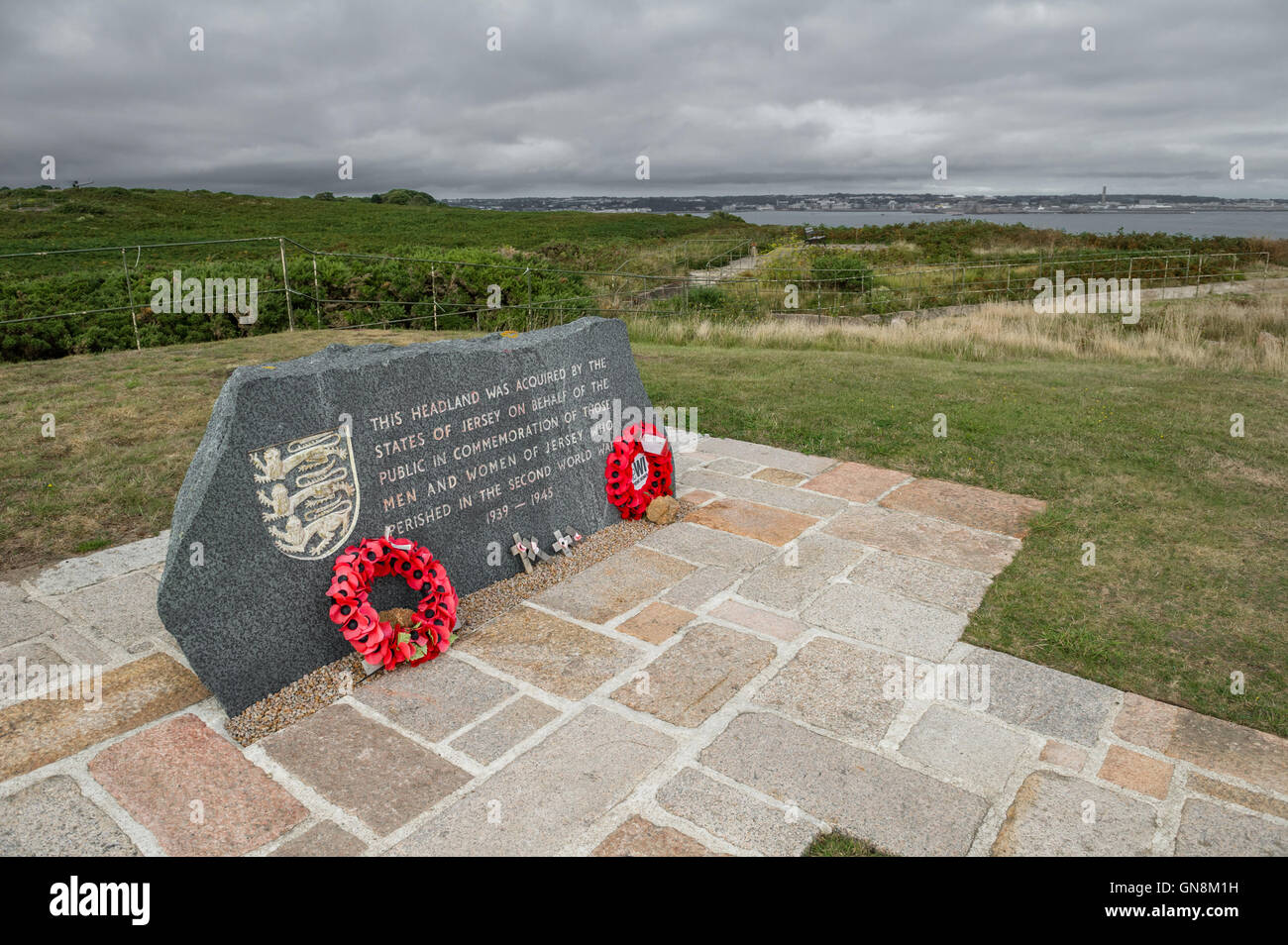 Monument en pierre à Noirmont Point, St Brelade, Jersey pour la population de Jersey qui sont morts pendant la seconde guerre mondiale. Banque D'Images