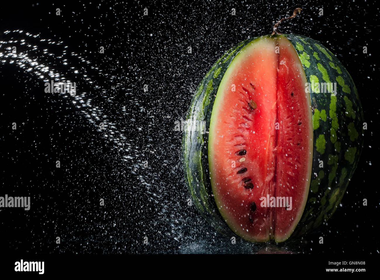 Watermelon sur fond noir. Eau en mouvement. Une série de fruits et légumes en mouvement. Banque D'Images