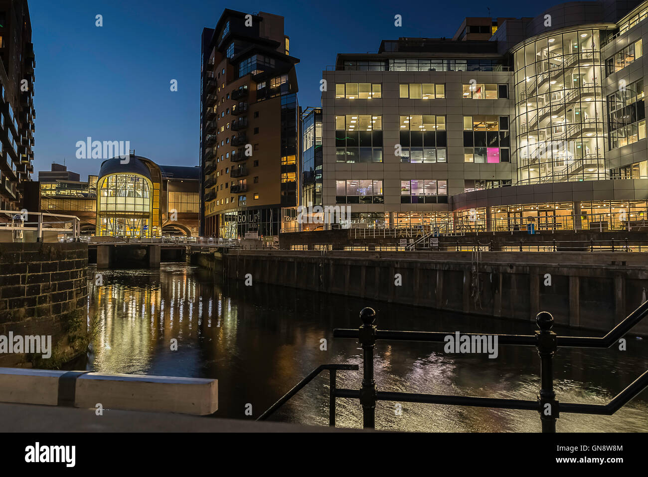 La gare de Leeds nouvelle Entrée sud en fin de soirée vu à travers le canal Leeds-Liverpool Granary Wharf, à Leeds. Banque D'Images