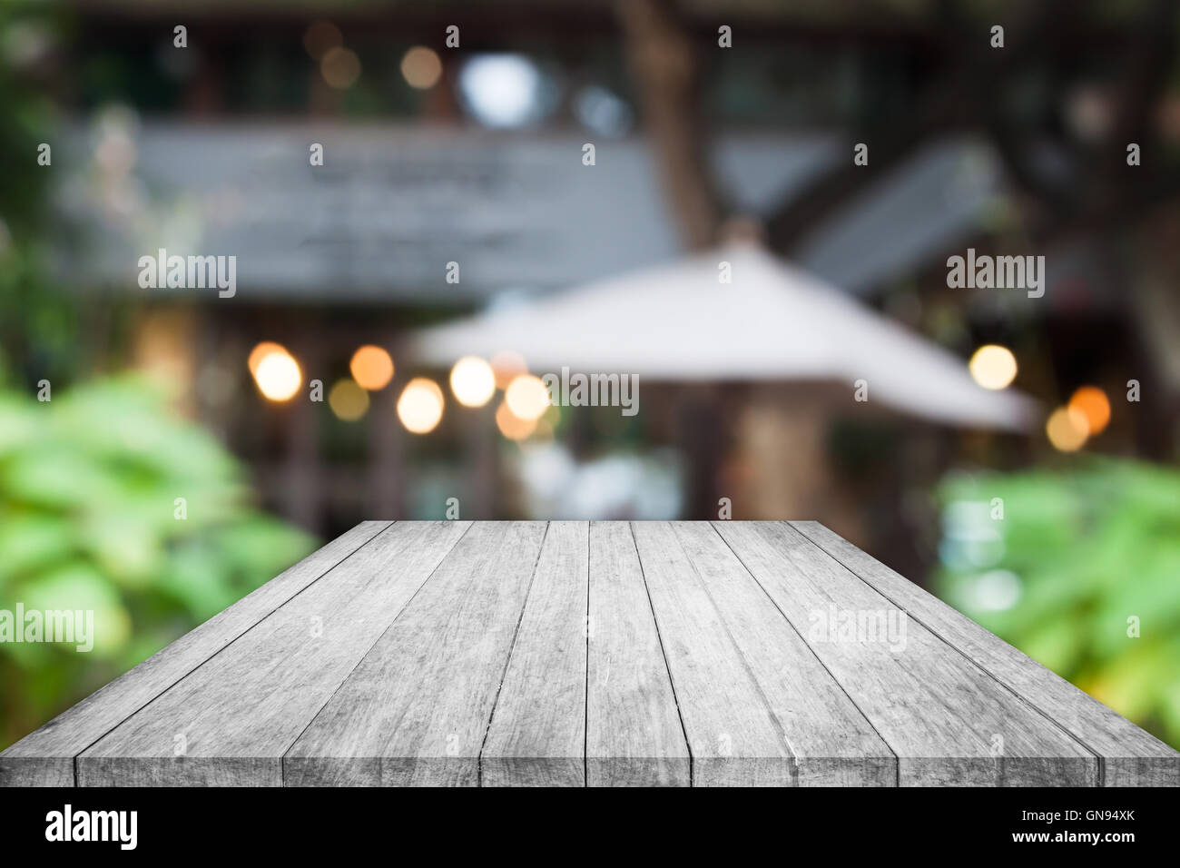 Noir et blanc Vue de dessus de table en bois avec cafe blurred abstract background Banque D'Images