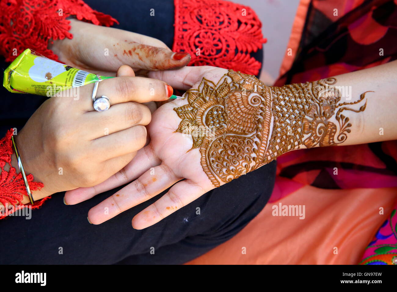 Processus de dessin de henné mehendi ornament on woman's hand. Banque D'Images