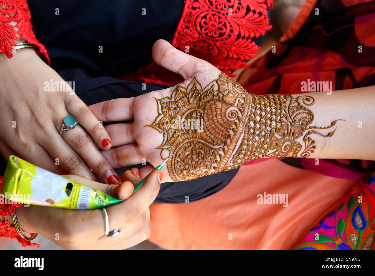 Processus de dessin de henné mehendi ornament on woman's hand. Banque D'Images