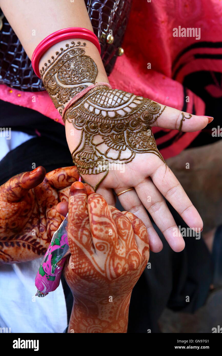 Processus de dessin de henné mehendi ornament on woman's hand c'est une teinture préparée à partir de l'usine et de créer l'art de l'aide temporaire Banque D'Images