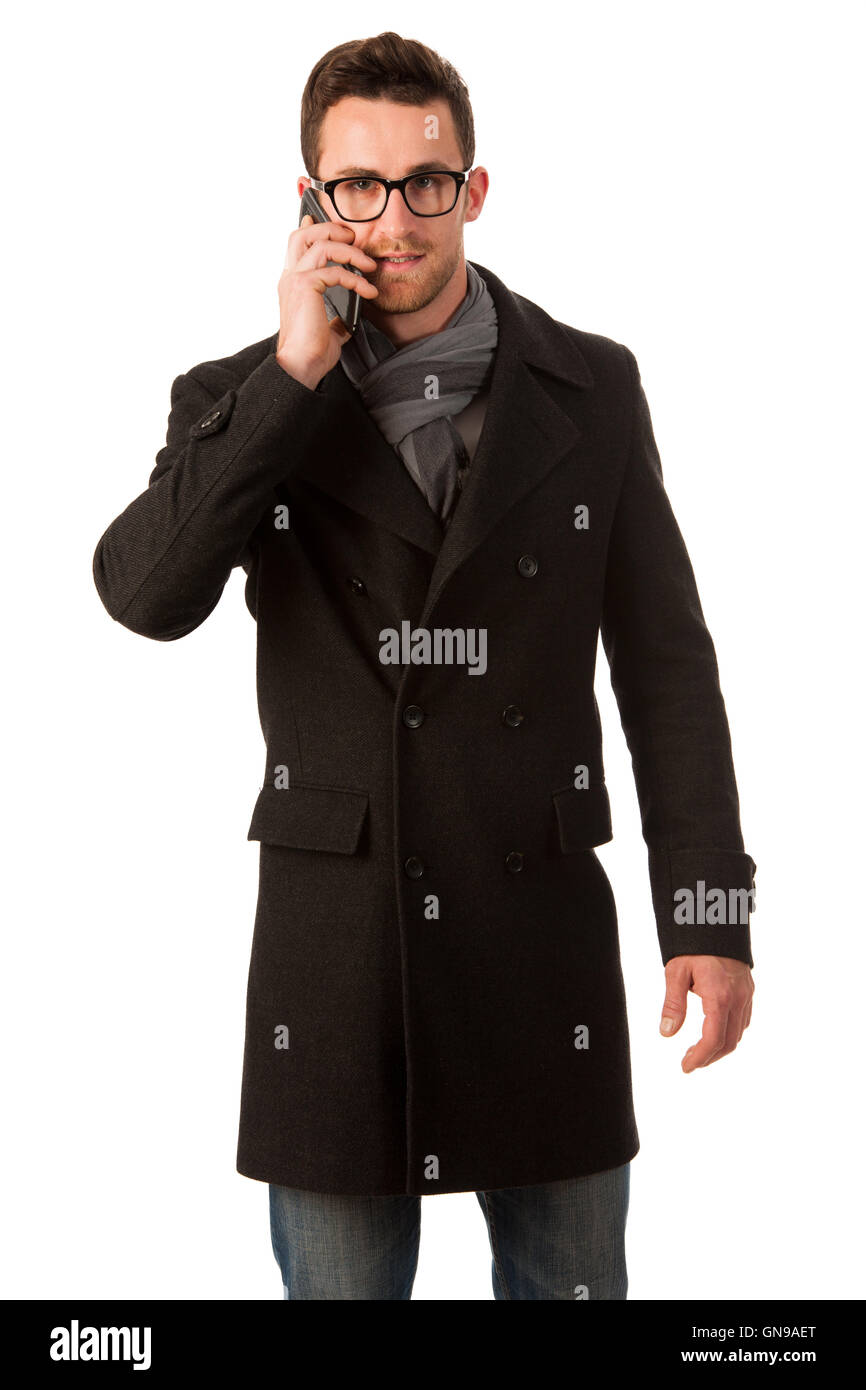 Homme confiant debout en manteau d'hiver de conversations au téléphone. Smart casual dressed man. Banque D'Images