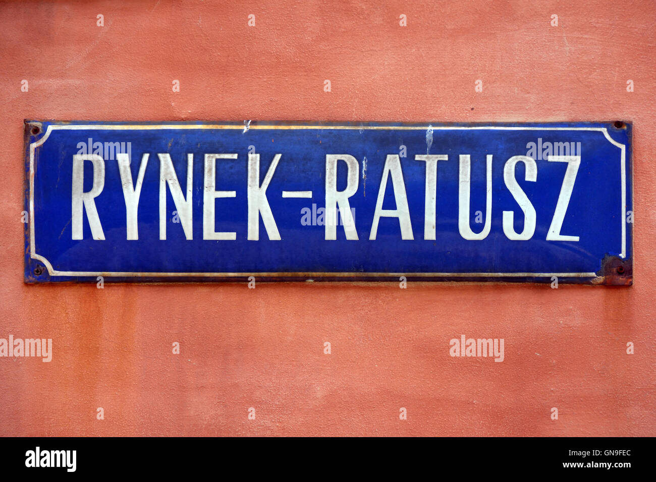 Signe de la rue Rynek Ratusz sur place du marché, dans la vieille ville de Wroclaw en Pologne. Banque D'Images