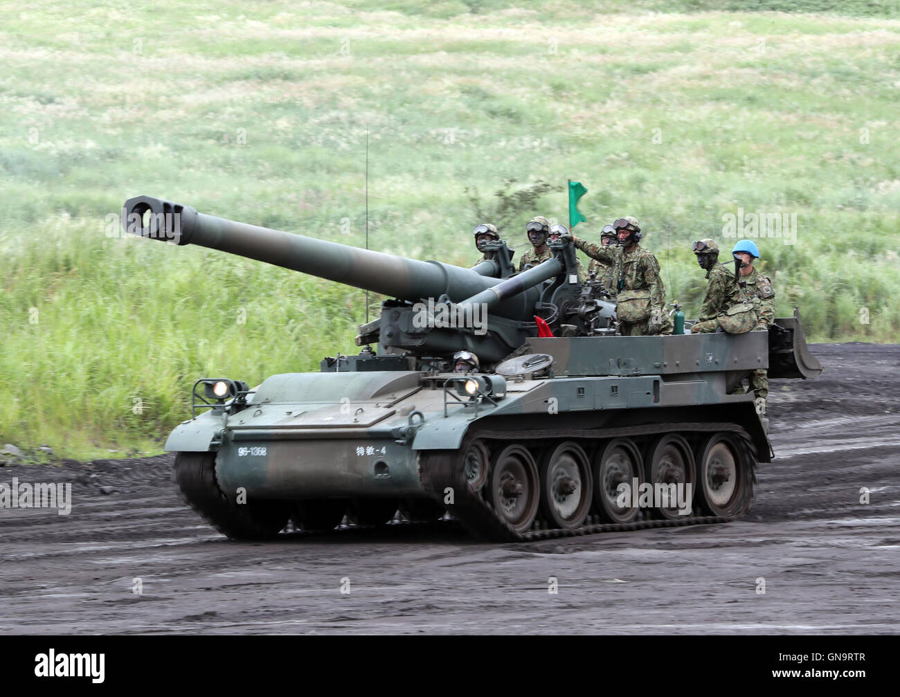 Gotemba, au Japon. Août 28, 2016. Forces d'autodéfense japonaise 203mm Howitzer s'exécute pendant un exercice de tir réel annuel au tir à Gotemba Higashi-Fuji, au pied du Mt. Fuji dans la préfecture de Shizuoka, le dimanche 28 août, 2016. L'exercice annuel comprend environ 2 400 personnes, 80 chars et véhicules blindés. Credit : Yoshio Tsunoda/AFLO/Alamy Live News Banque D'Images