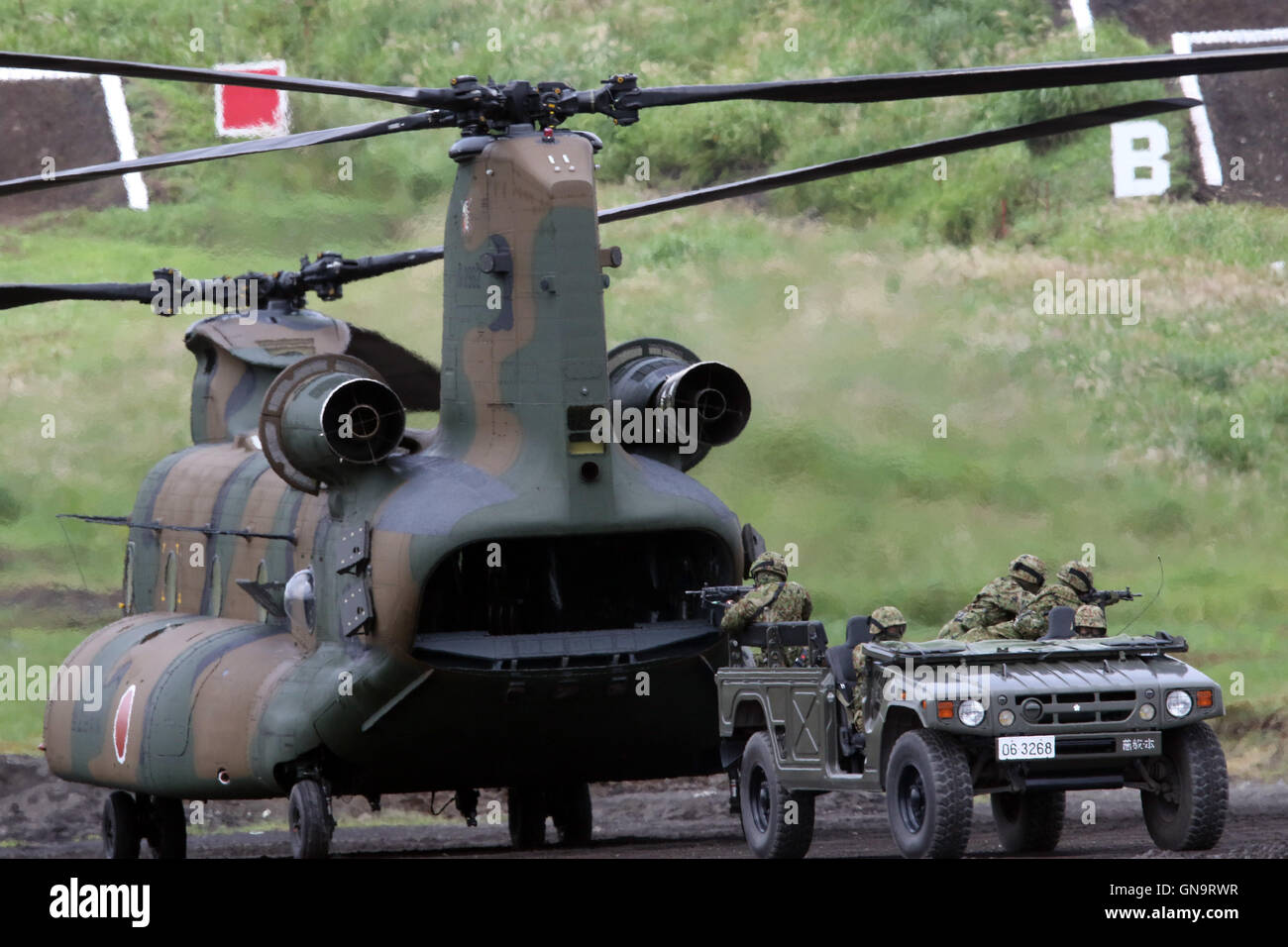Gotemba, au Japon. Août 28, 2016. Un Japon d'Autodéfense de masse véhicule vient à partir d'un hélicoptère CH-47 pendant un exercice de tir réel annuel au tir à Gotemba Higashi-Fuji, au pied du Mt. Fuji dans la préfecture de Shizuoka, le dimanche 28 août, 2016. L'exercice annuel comprend environ 2 400 personnes, 80 chars et véhicules blindés. Credit : Yoshio Tsunoda/AFLO/Alamy Live News Banque D'Images
