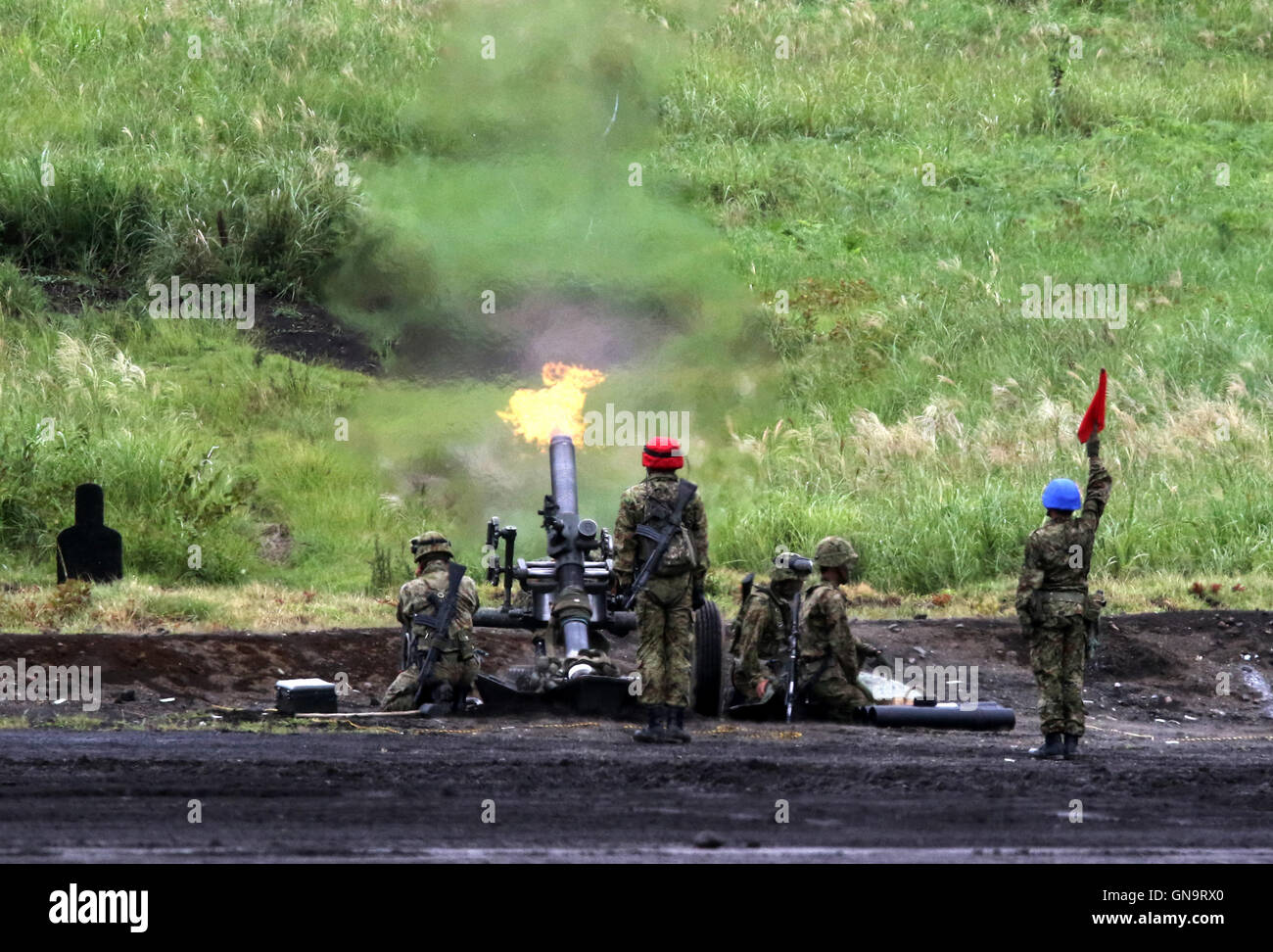 Gotemba, au Japon. Août 28, 2016. Des soldats des Forces d'autodéfense japonaise fire un obusier pendant un exercice de tir réel annuel au tir à Gotemba Higashi-Fuji, au pied du Mt. Fuji dans la préfecture de Shizuoka, le dimanche 28 août, 2016. L'exercice annuel comprend environ 2 400 personnes, 80 chars et véhicules blindés. Credit : Yoshio Tsunoda/AFLO/Alamy Live News Banque D'Images