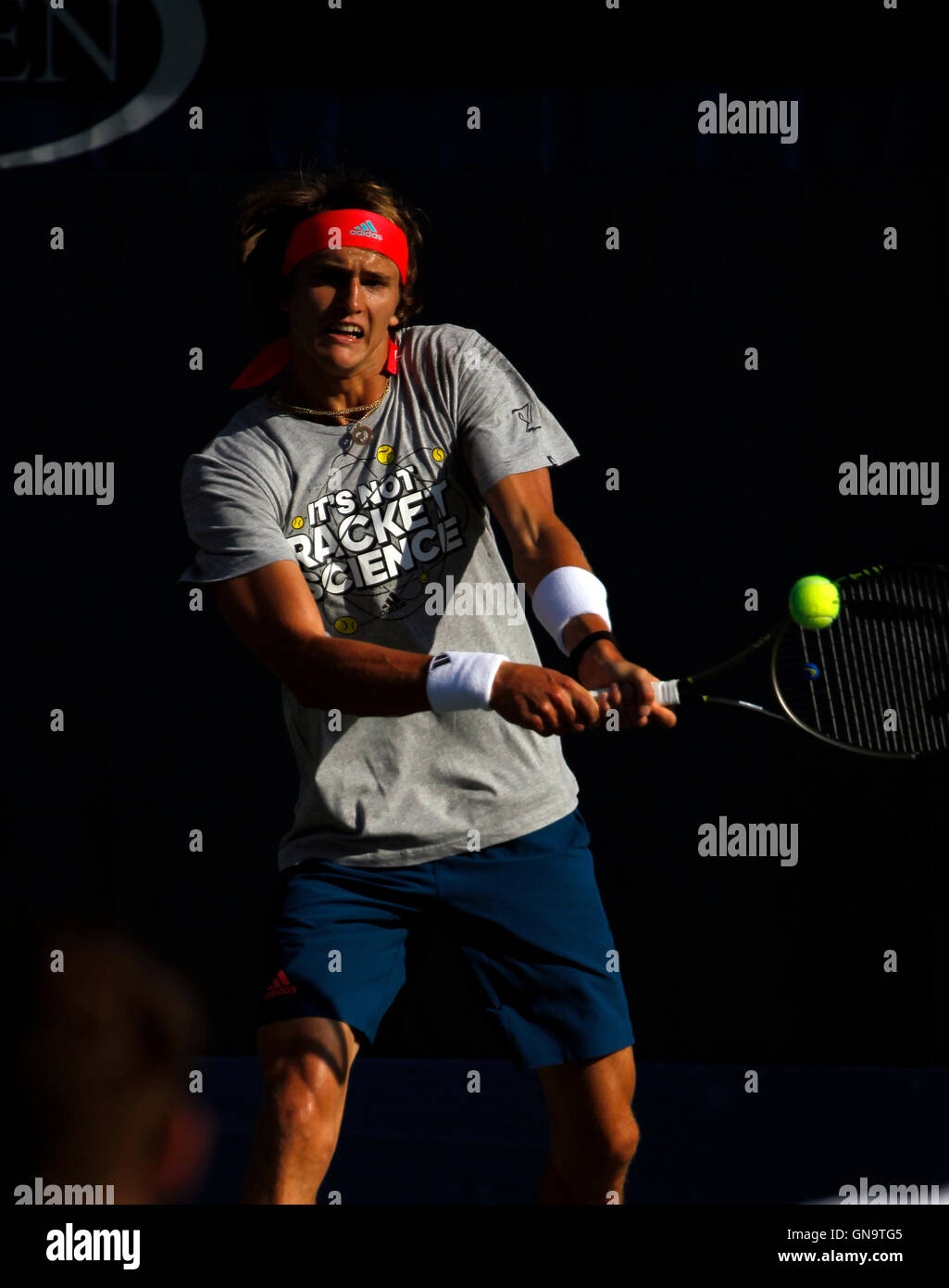 New York, États-Unis. Août 28, 2016. 19 ans d'Alexander Zverev Allemagne pendant une séance d'essai le dimanche 28 août, à l'échelon National Tennis Center de Flushing Meadows, New York. Il était pratique pour l'US Open Tennis Championships qui commence le lundi 29 août. Crédit : Adam Stoltman/Alamy Live News Banque D'Images