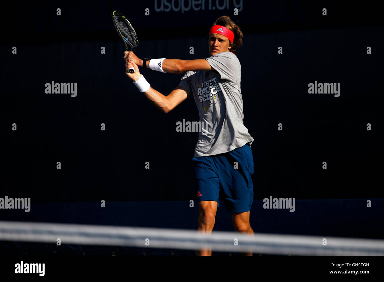 New York, États-Unis. Août 28, 2016. 19 ans d'Alexander Zverev Allemagne pendant une séance d'essai le dimanche 28 août, à l'échelon National Tennis Center de Flushing Meadows, New York. Il était pratique pour l'US Open Tennis Championships qui commence le lundi 29 août. Crédit : Adam Stoltman/Alamy Live News Banque D'Images