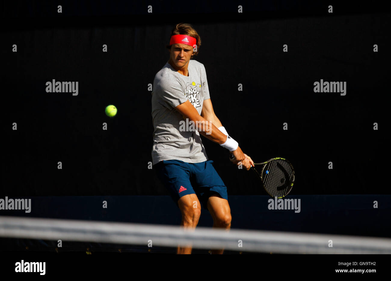 New York, États-Unis. Août 28, 2016. 19 ans d'Alexander Zverev Allemagne pendant une séance d'essai le dimanche 28 août, à l'échelon National Tennis Center de Flushing Meadows, New York. Il était pratique pour l'US Open Tennis Championships qui commence le lundi 29 août. Crédit : Adam Stoltman/Alamy Live News Banque D'Images