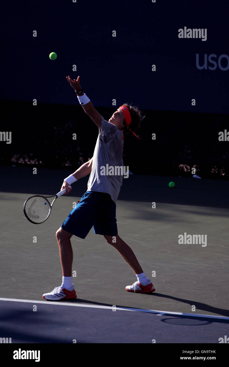 New York, États-Unis. Août 28, 2016. 19 ans d'Alexander Zverev Allemagne pendant une séance d'essai le dimanche 28 août, à l'échelon National Tennis Center de Flushing Meadows, New York. Il était pratique pour l'US Open Tennis Championships qui commence le lundi 29 août. Crédit : Adam Stoltman/Alamy Live News Banque D'Images