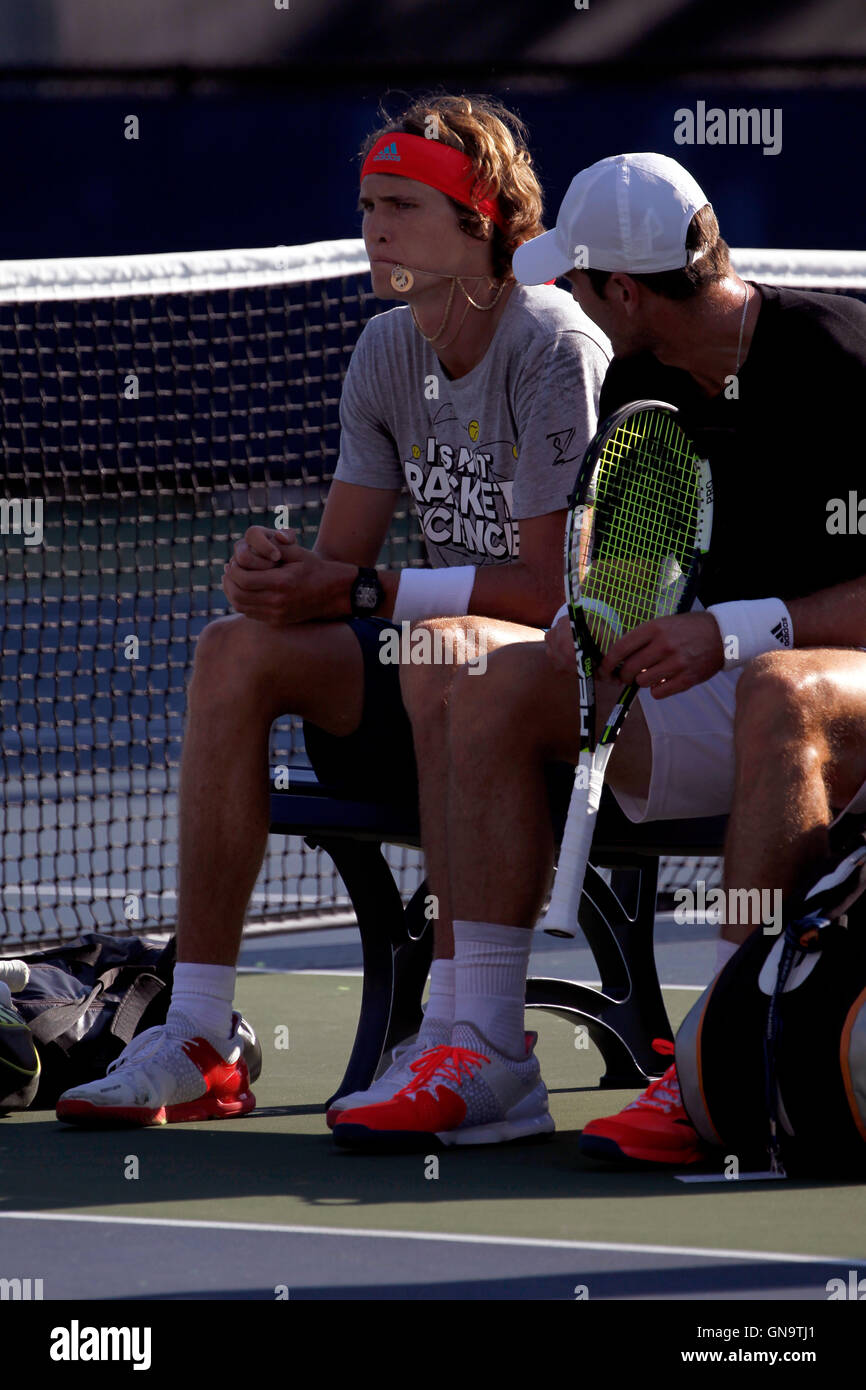 New York, États-Unis. Août 28, 2016. 19 ans d'Alexander Zverev Allemagne pendant une séance d'essai le dimanche 28 août, à l'échelon National Tennis Center de Flushing Meadows, New York. Il était pratique pour l'US Open Tennis Championships qui commence le lundi 29 août. Crédit : Adam Stoltman/Alamy Live News Banque D'Images