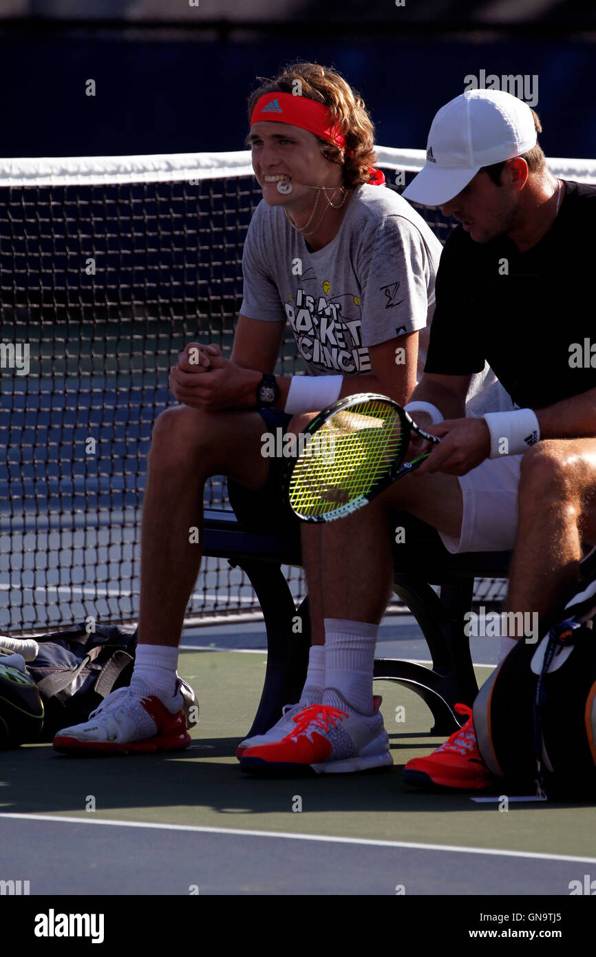 New York, États-Unis. Août 28, 2016. 19 ans d'Alexander Zverev Allemagne pendant une séance d'essai le dimanche 28 août, à l'échelon National Tennis Center de Flushing Meadows, New York. Il était pratique pour l'US Open Tennis Championships qui commence le lundi 29 août. Crédit : Adam Stoltman/Alamy Live News Banque D'Images