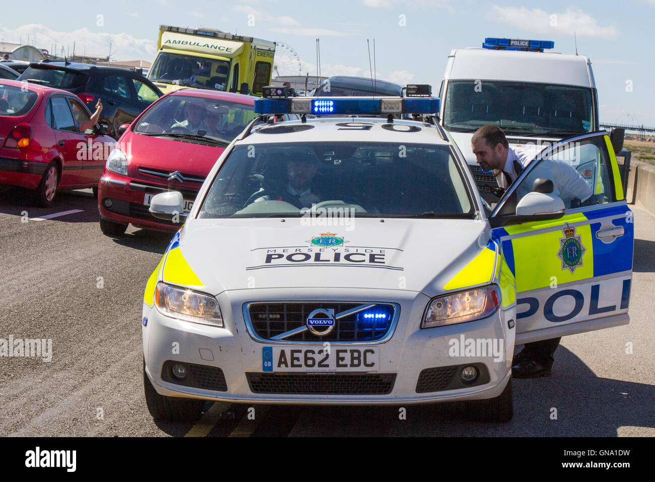 Agent de la circulation Southport, Merseyside, Royaume-Uni. Le 29 août, 2016. Vacances de banque Mayhem que les routes sont fermées après accident grave. L'une des principales routes de la ville a été fermé après un impact élevé, presque tête sur collision impliquant deux véhicules, une Mazda MX5 et un exclusif Vauxhall Mokka s/s. La police et plusieurs ambulances assisté sur ce qu'est Journée occupée pour les services d'urgence. Dans la ville de Long tailback ont été causés à la suite de fermetures de route. Credit : MediaWorldImages/Alamy Live News Banque D'Images