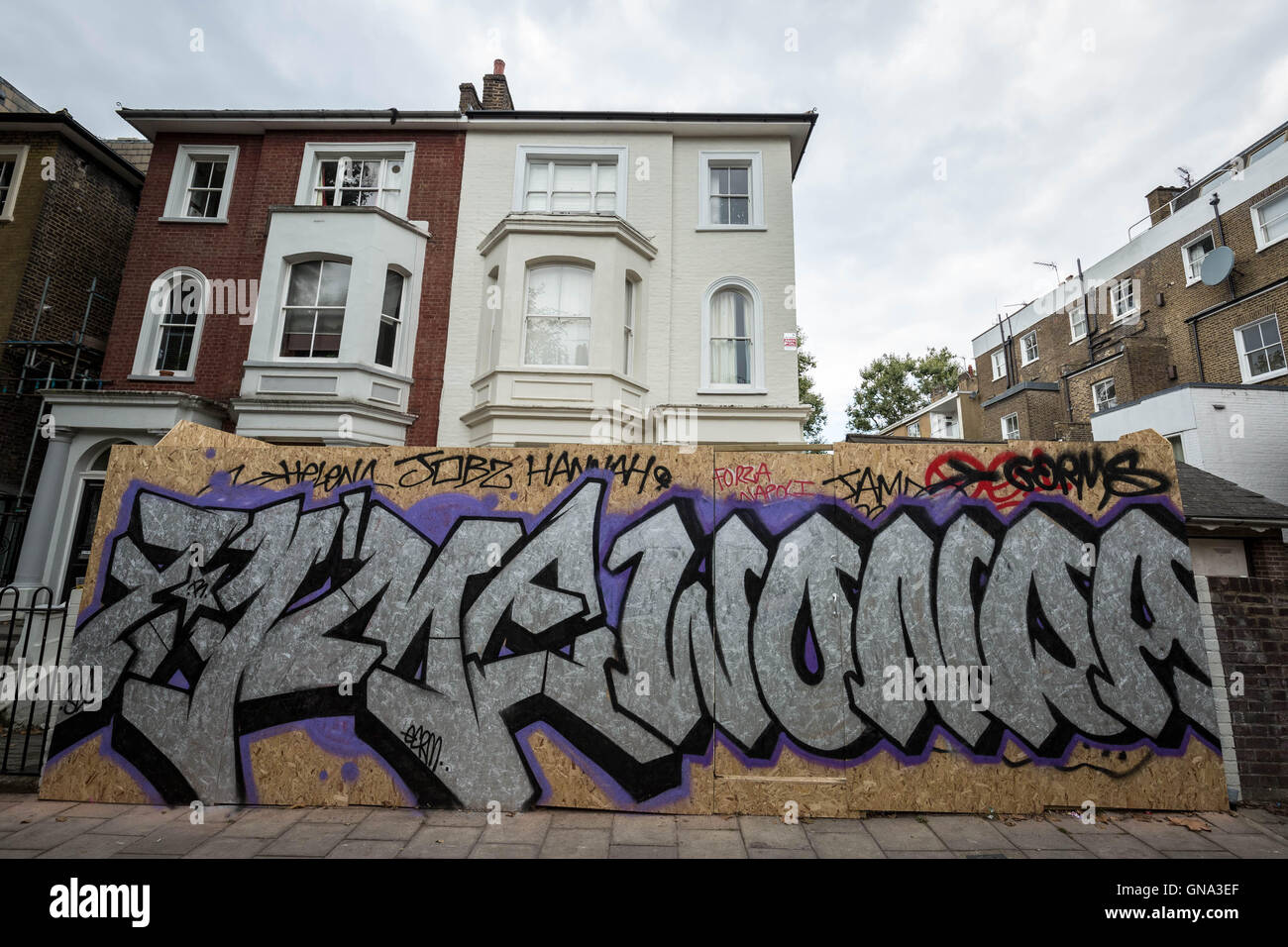 Londres, Royaume-Uni. 29 août 2016. Monte à bord des résidents locaux propriété vue pendant le carnaval de Notting Hill en 2016. Les résidents en colère ont exigé les organisateurs du carnaval de Notting Hill festival ailleurs comme ils sont montés à bord de leur maison avant de la street party ce week-end Crédit : Guy Josse / Alamy Live News Banque D'Images