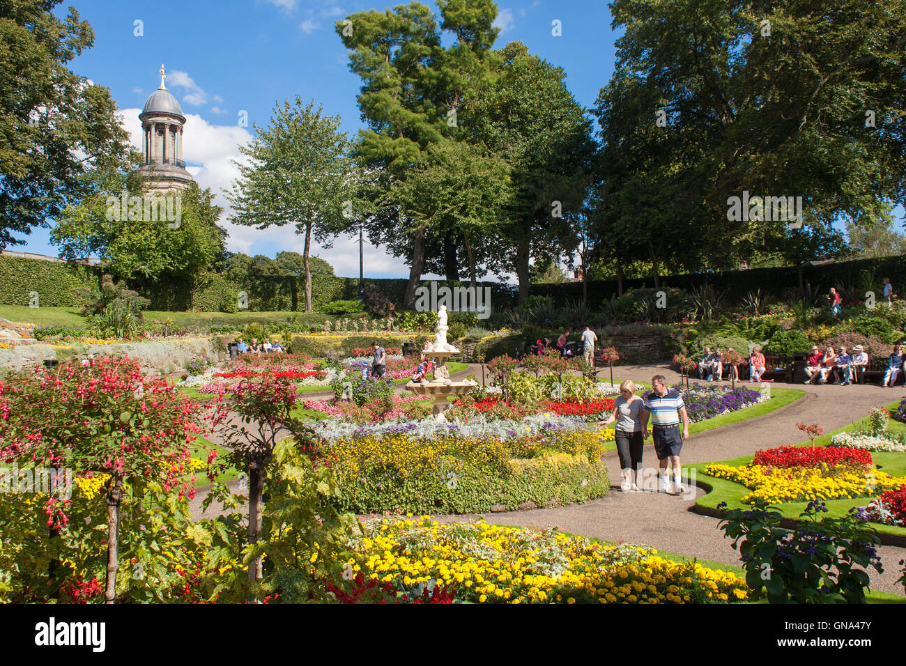 Shrewsbury, Shropshire, au Royaume-Uni. 29 août 2016. Les visiteurs apprécient la Banque août Maison de vacances soleil et les fleurs dans la Dingle, la célèbre attraction florale à Shrewsbury's park. Crédit : Richard Franklin/Alamy Live News Banque D'Images