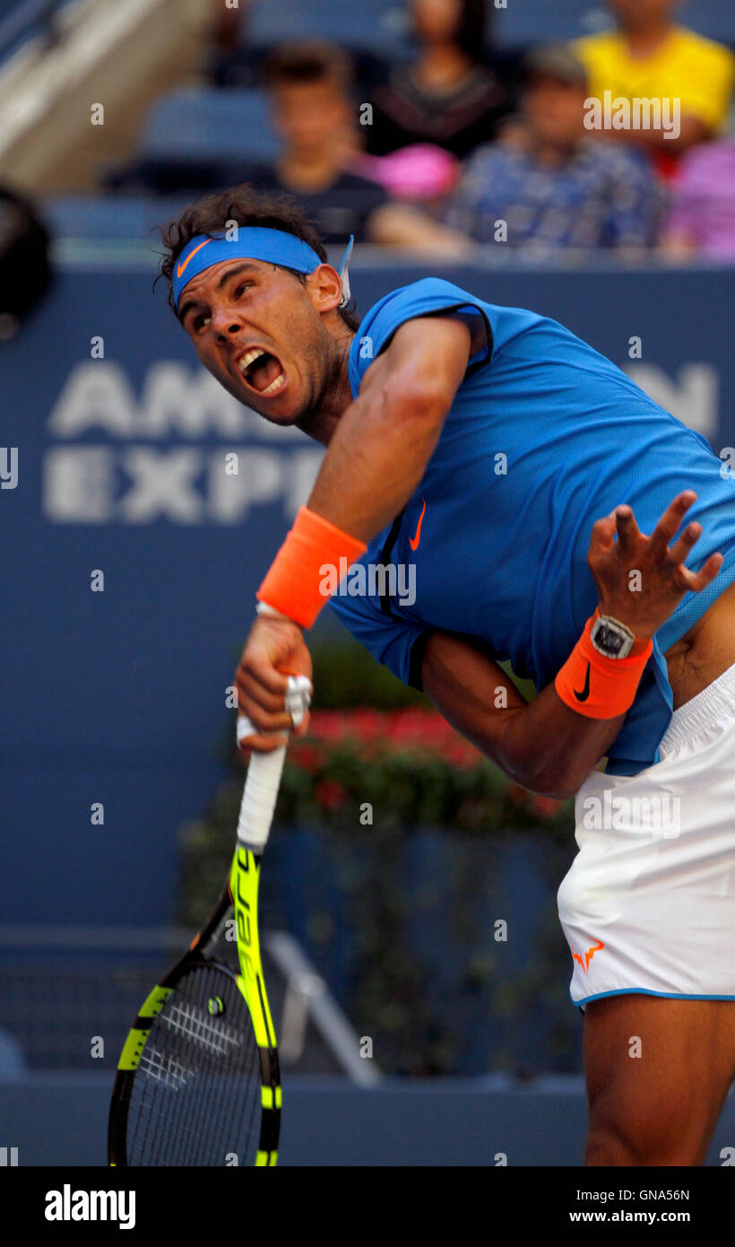 New York, USA. Août 29, 2016. Rafael Nadal l'Espagne en action lors de son premier match contre Denis Istomin de l'Ouzbékistan dans le premier tour de l'US Open Tennis Championships à Flushing Meadows, New York le lundi 29 août. Crédit : Adam Stoltman/Alamy Live News Banque D'Images