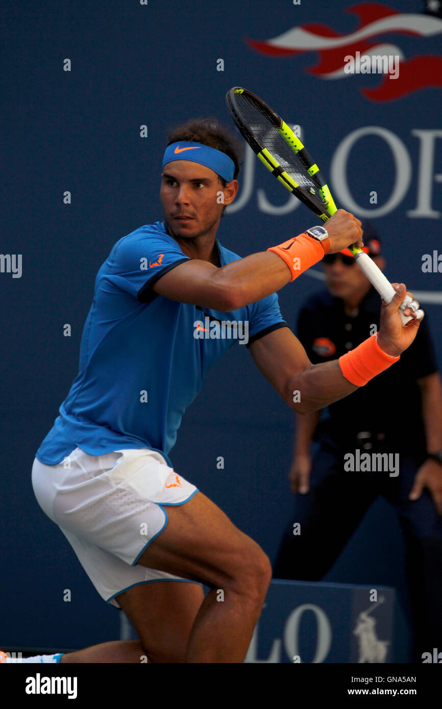 New York, États-Unis. Août 29, 2016. Rafael Nadal l'Espagne en action lors de son premier match contre Denis Istomin de l'Ouzbékistan dans le premier tour de l'US Open Tennis Championships à Flushing Meadows, New York le lundi 29 août. Crédit : Adam Stoltman/Alamy Live News Banque D'Images