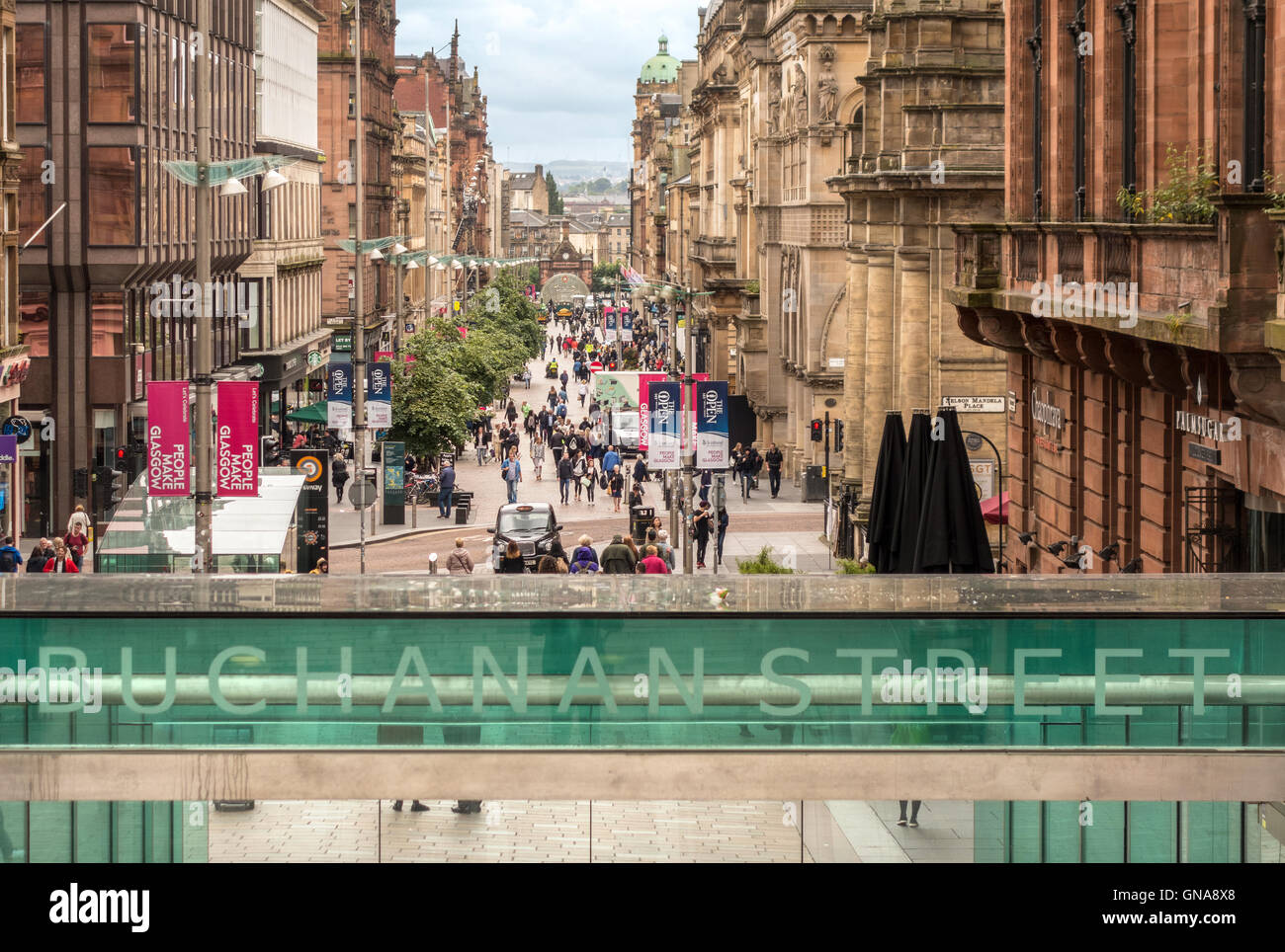 Glasgow Buchanan Street une rue populaire pour le shopping. Entrée de la station de métro. Banque D'Images