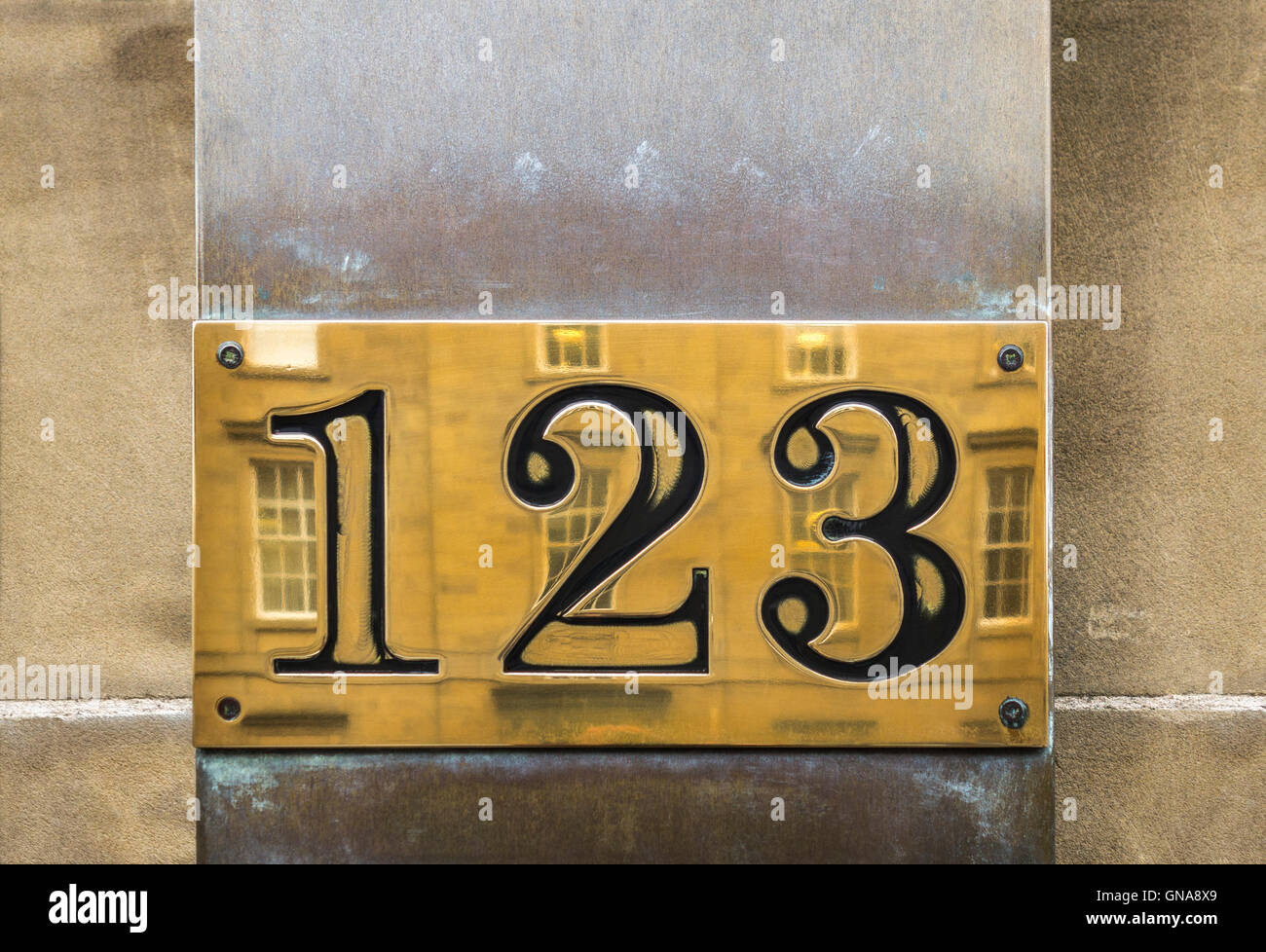123 signe. Numéro de maison en laiton signer 123. Banque D'Images