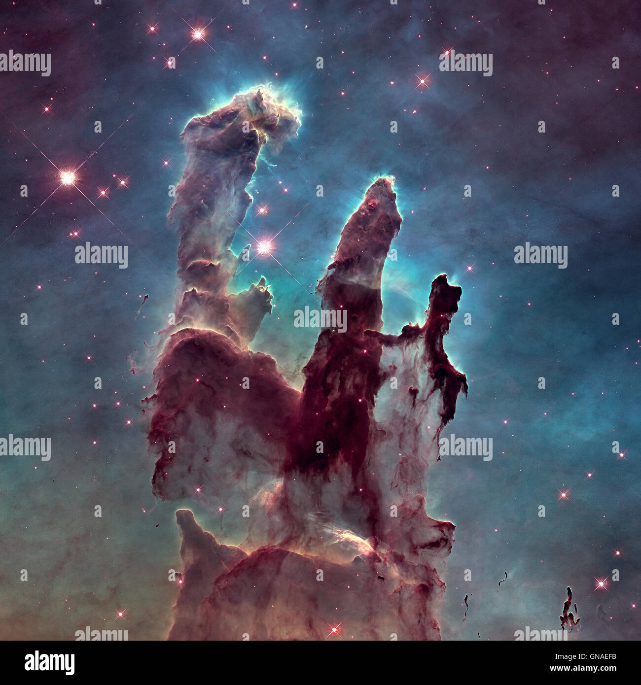 Les piliers de la création. La Nébuleuse de l'aigle ou M16 ou NGC 6611 est un amas ouvert de jeunes étoiles dans la constellation du Serpent. Banque D'Images