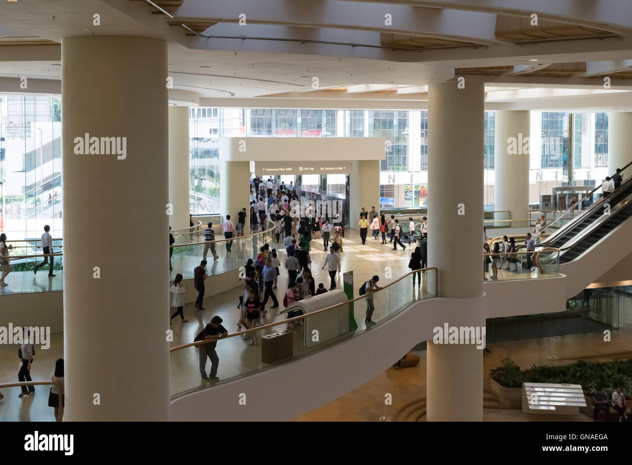 Les employés de bureau à Pacific Place en matière d'Amirauté, Hong Kong Banque D'Images