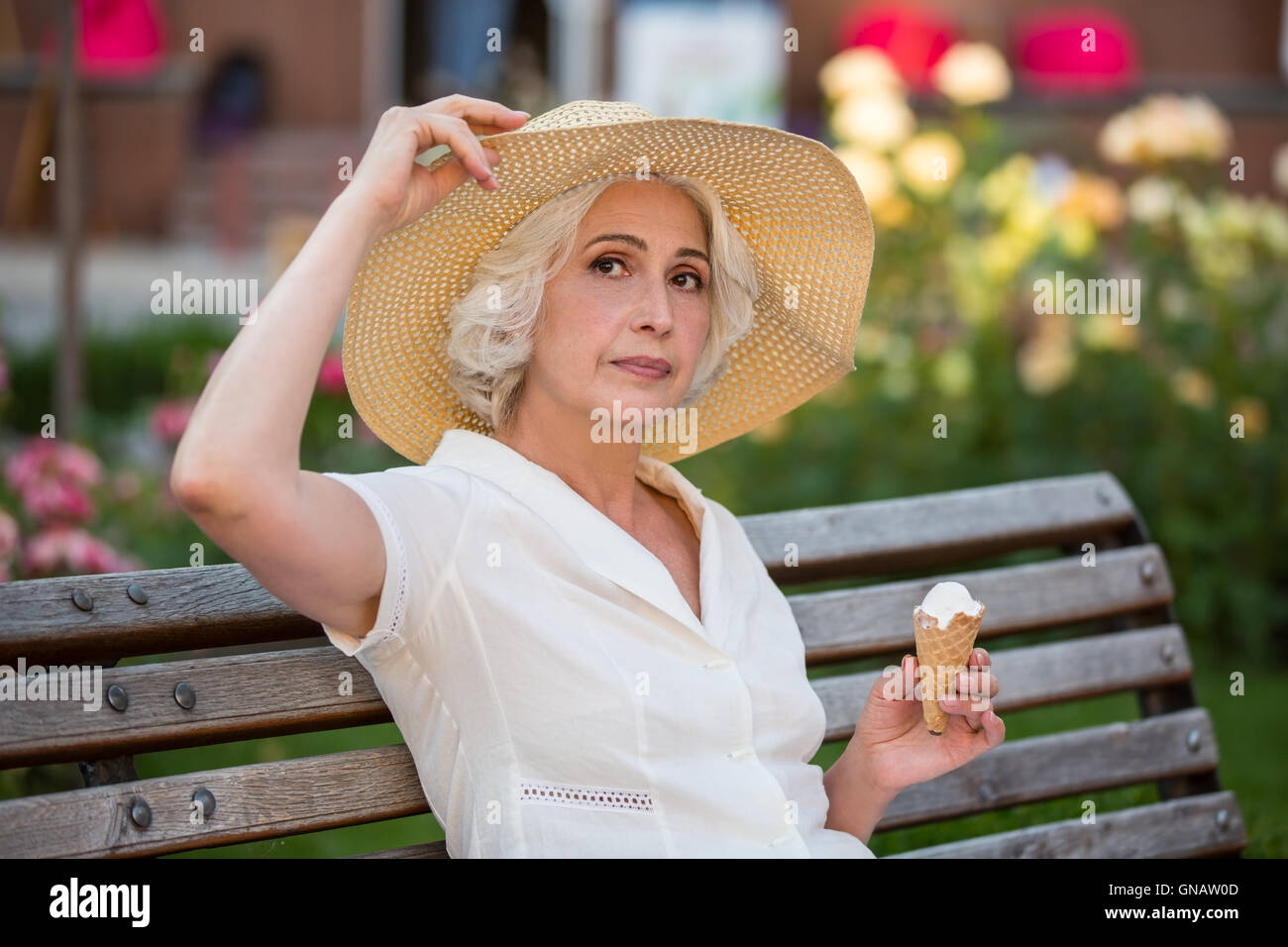 Femme mature avec de la glace. Banque D'Images
