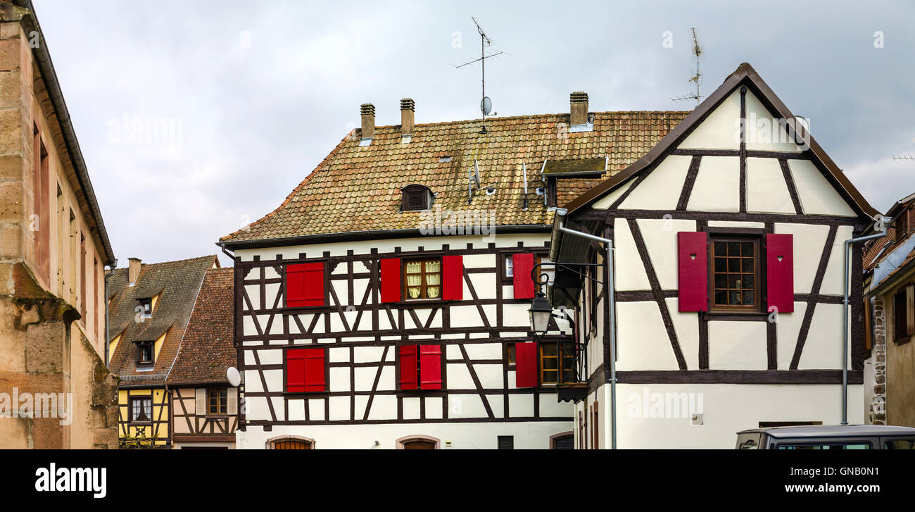 L'ossature de bois typique vieille maison en Alsace, France, campagne Banque D'Images