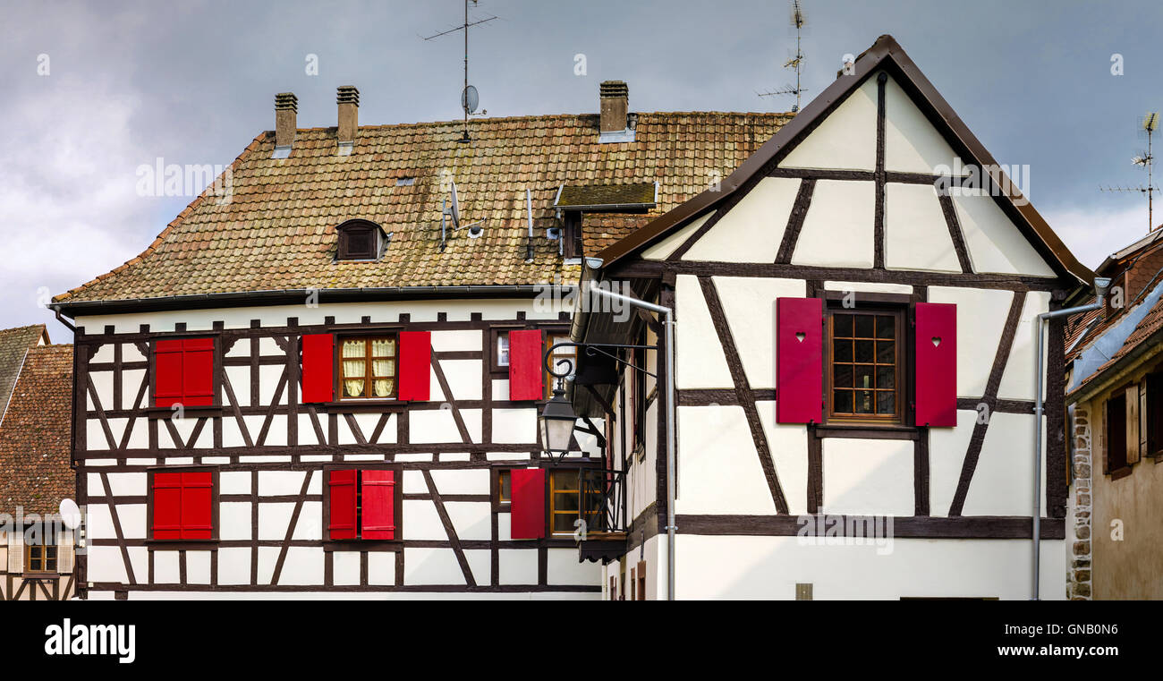 L'ossature de bois typique vieille maison en Alsace, France, campagne Banque D'Images