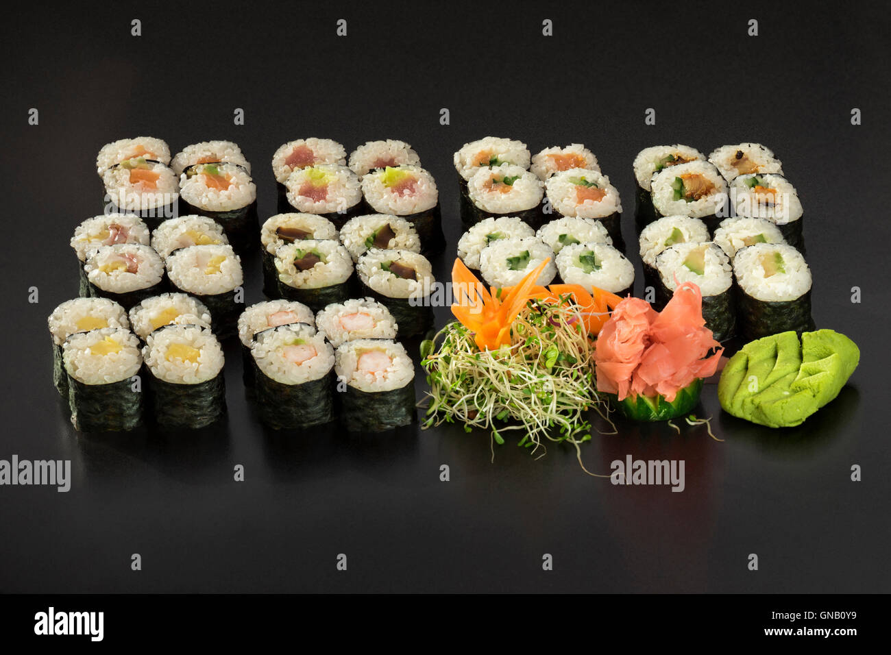 Très grand jeu de sushi sur fond noir Banque D'Images