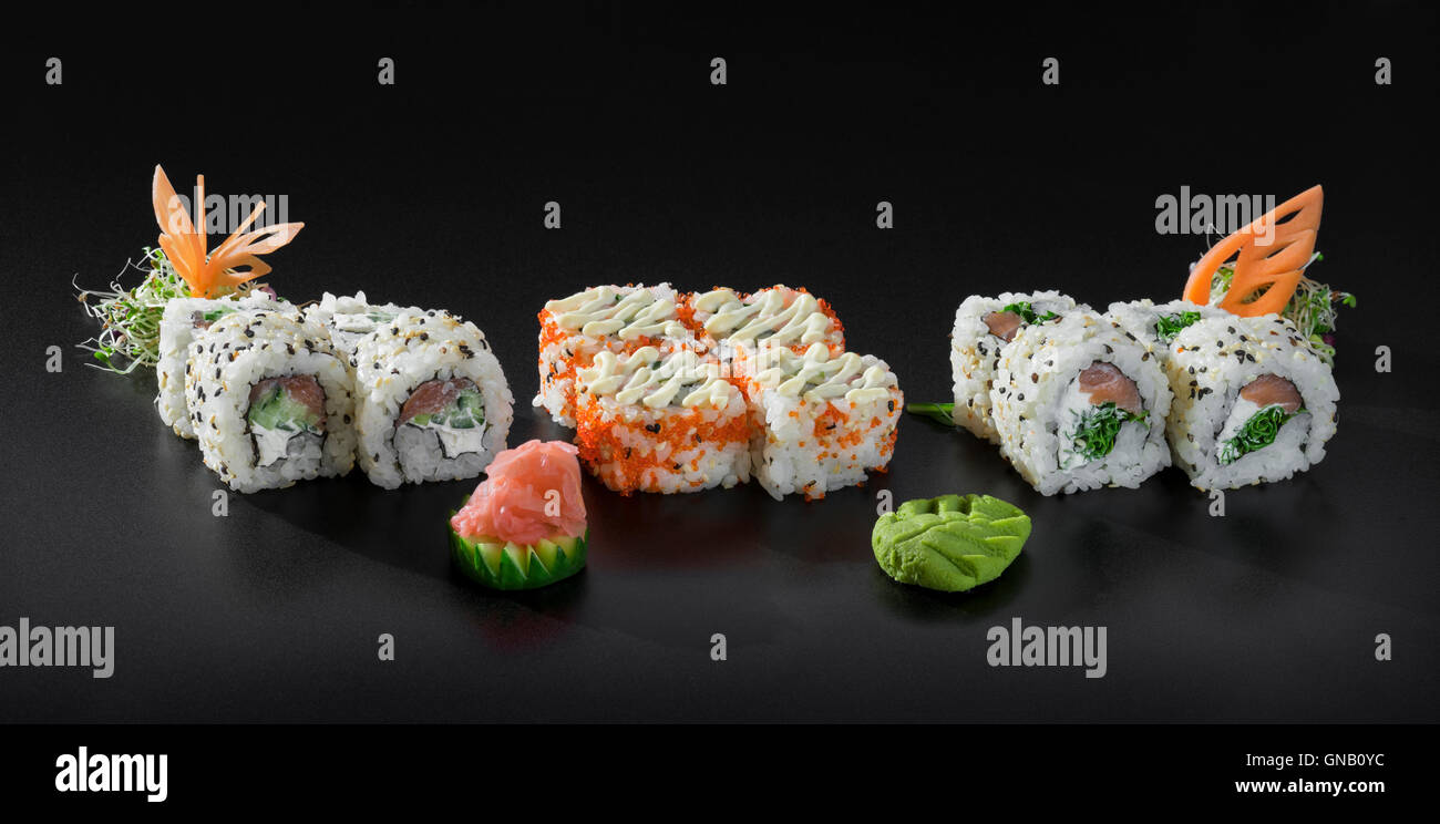 Nouveau jeu de rouleaux de sushi Uramaki décoré de la mayonnaise japonaise et sésame Banque D'Images