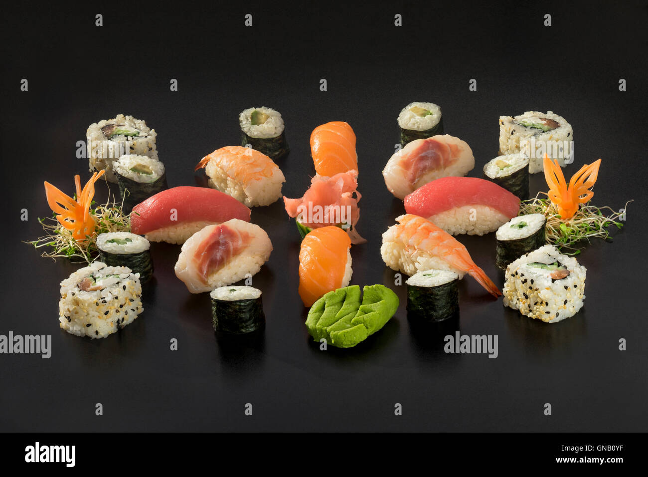 Grand set à sushi sur fond noir Banque D'Images