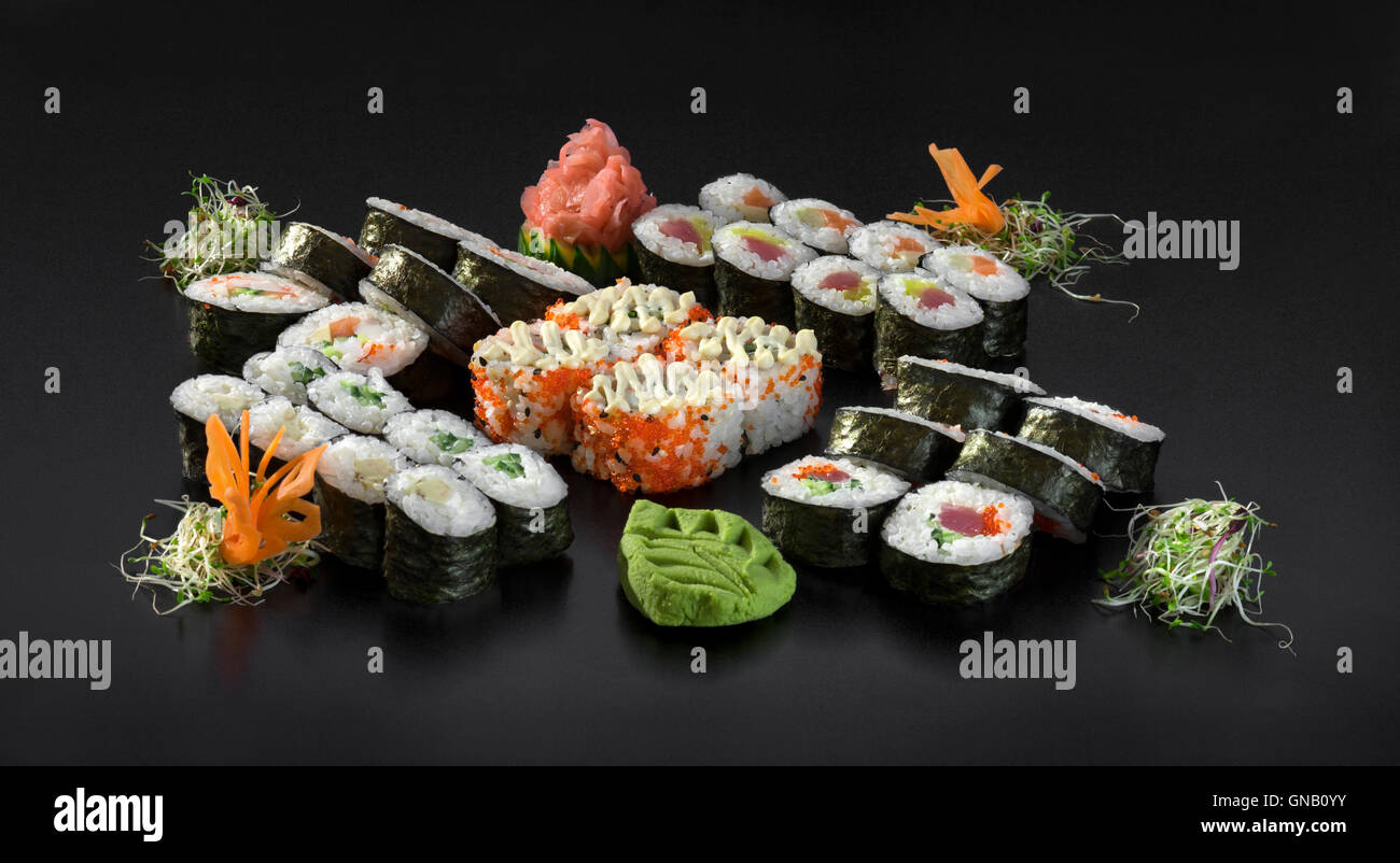 La cuisine japonaise traditionnelle, mélanger ensemble sushi coloré Banque D'Images