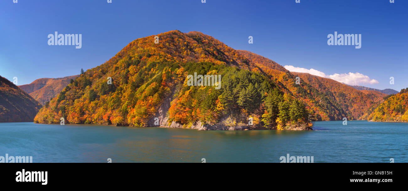 Des couleurs d'automne le long du lac Azusa dans la partie nord des Alpes Japonaises. Banque D'Images