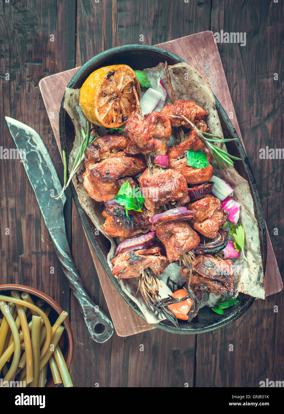 Brochettes de porc grillées au-dessus Banque D'Images