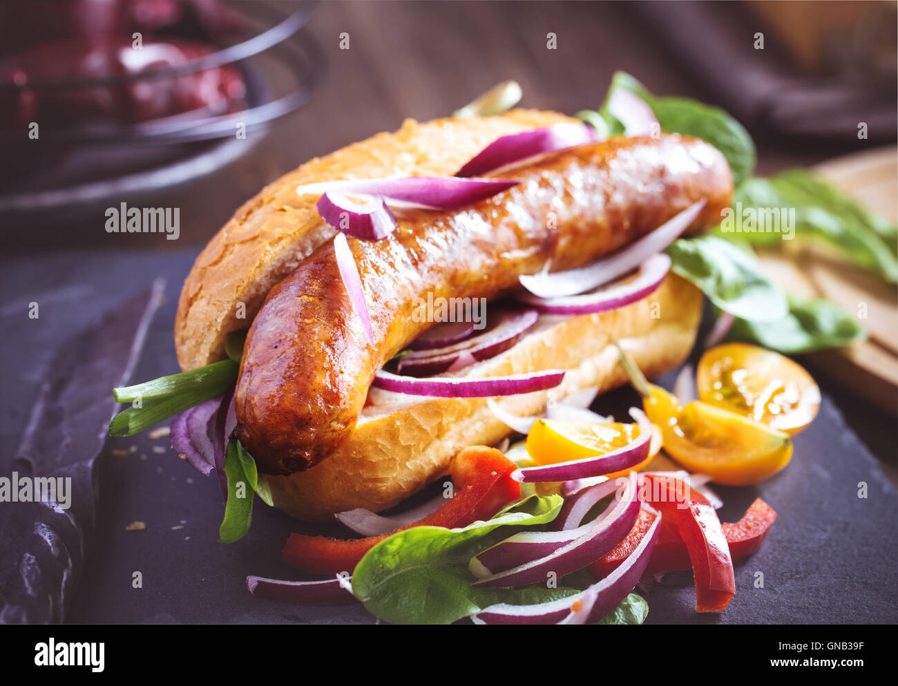 Saucisses faites maison avec pain et légumes Banque D'Images
