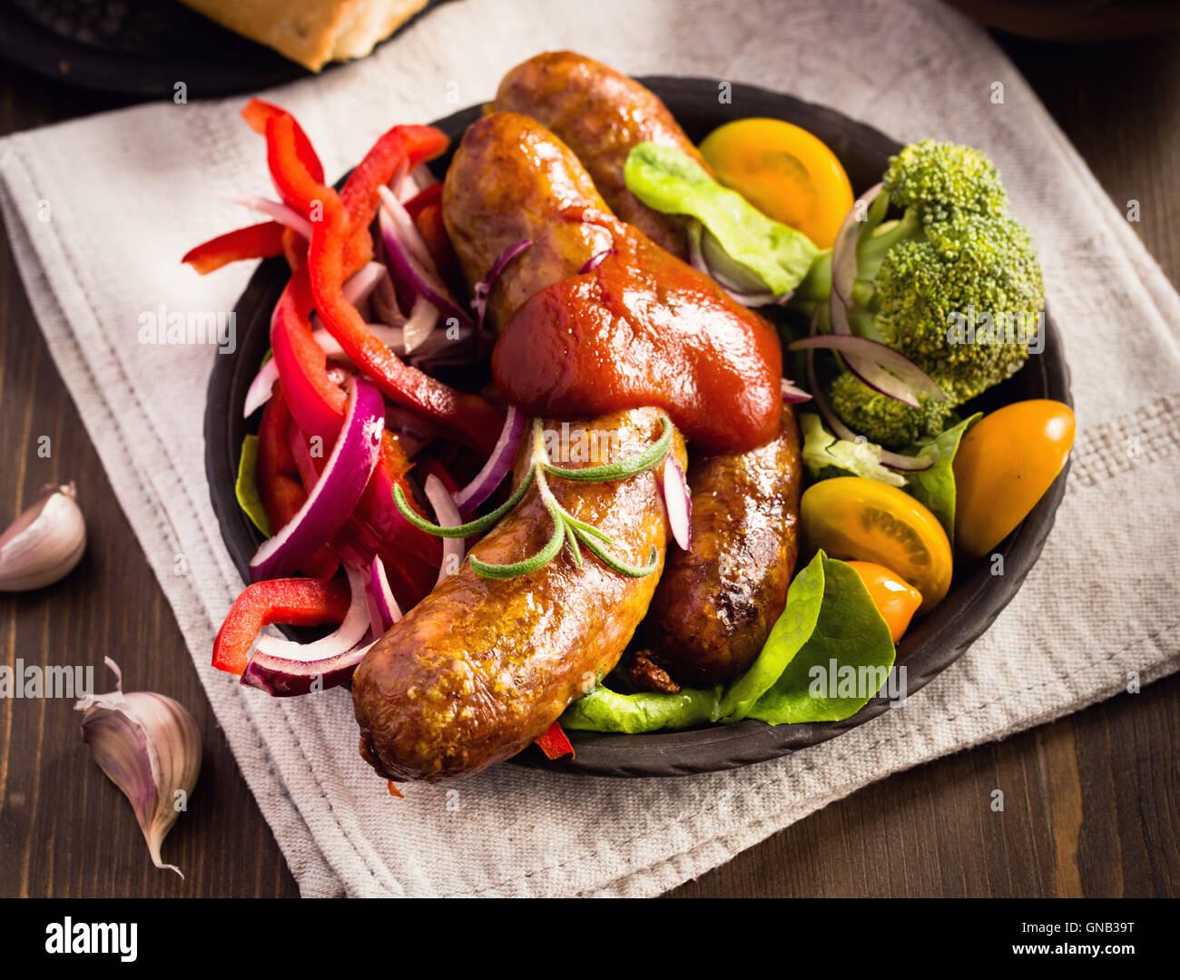 Saucisse avec du ketchup et des légumes Banque D'Images