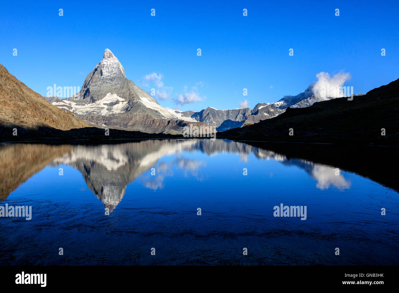 Le Matterhorn reflétée dans les eaux bleues du lac Stellisee Zermatt Alpes Pennines Canton du Valais Suisse Europe Banque D'Images