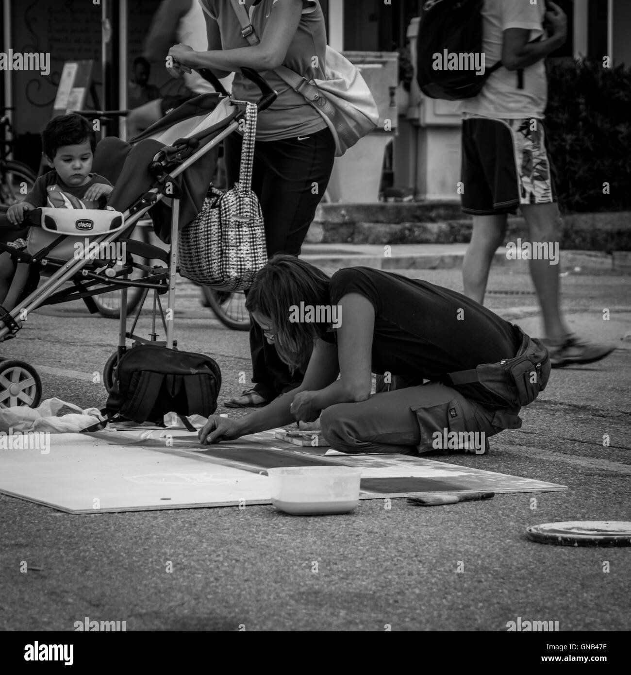 Pescara, Italie - 13 août 2016 : Pescara, Italie. Femme artiste dessin sur la rue. La photographie noir et blanc Banque D'Images