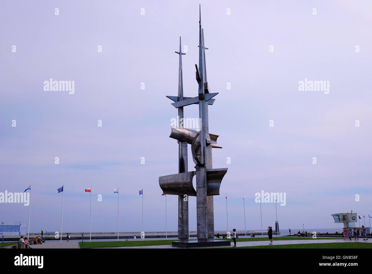 Vue de l'acier de 25 mètres de haut trois mâts monument à la mémoire des gens qui sont morts en mer, créé par Wawrzyniec Samp (1980 ) dans le port maritime de Gdynia en Baie de Gdansk dans le nord de la Pologne Pologne Banque D'Images