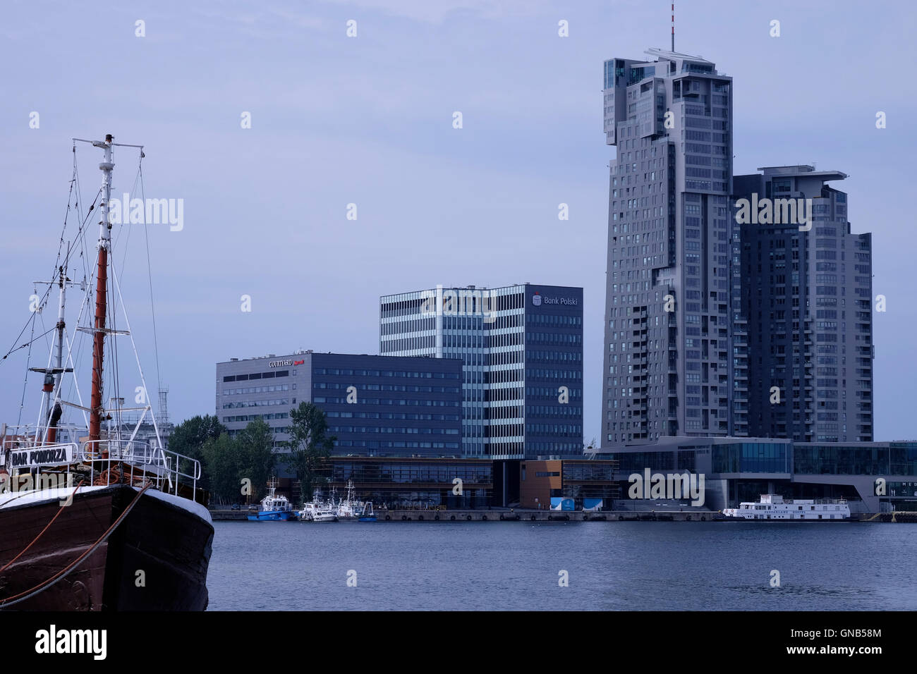Les immeubles de bureaux au bord de l'eau de la ville portuaire de la Baie de Gdansk Gdynia en Pologne du nord Banque D'Images