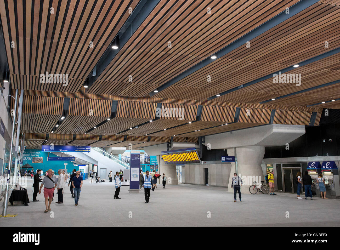 L'entrée de St Thomas Street dans le nouveau hall à London Bridge Station, qui a ouvert ses portes aujourd'hui. Banque D'Images