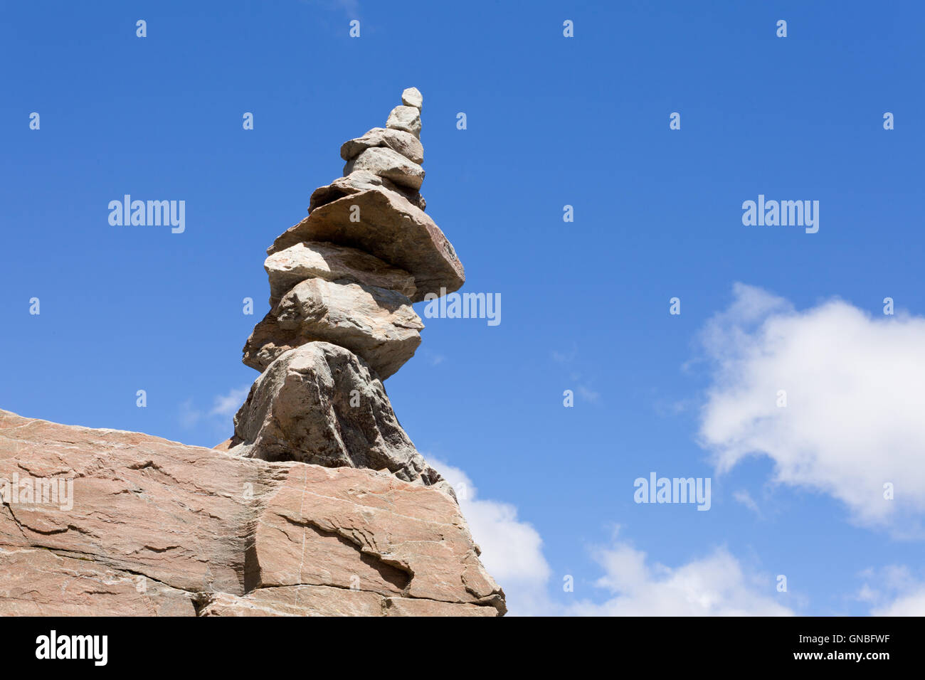 Cairn Rock trail marqueur sur rocher avec ciel bleu Banque D'Images