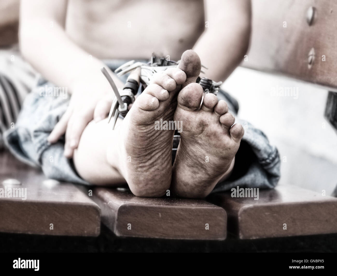 Un gros plan des pieds sales d'un petit garçon Photo Stock - Alamy