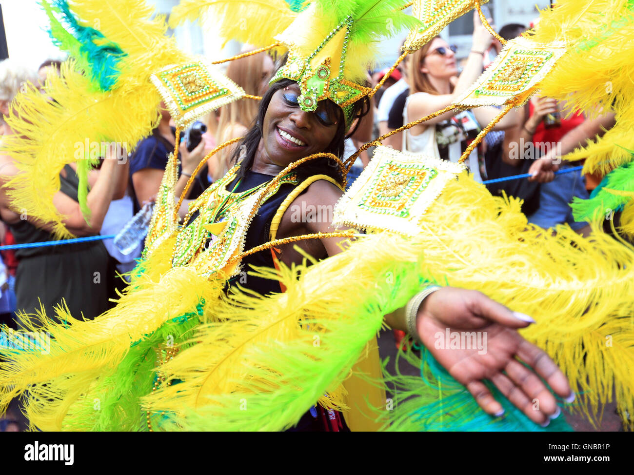 Défilés le long d'un danseur, 2 route durant le deuxième et dernier jour du carnaval de Notting Hill, à l'ouest de Londres. Banque D'Images