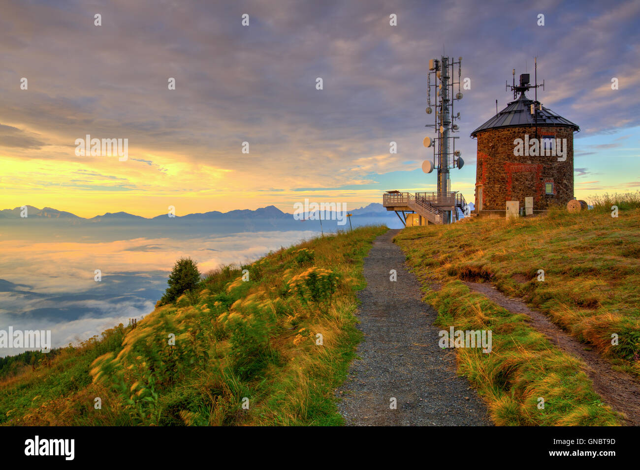 La station de communication et étonnante matin dans les mat Gerlitzen en Autriche.Vue sur les montagnes en Slovénie.image HDR Banque D'Images