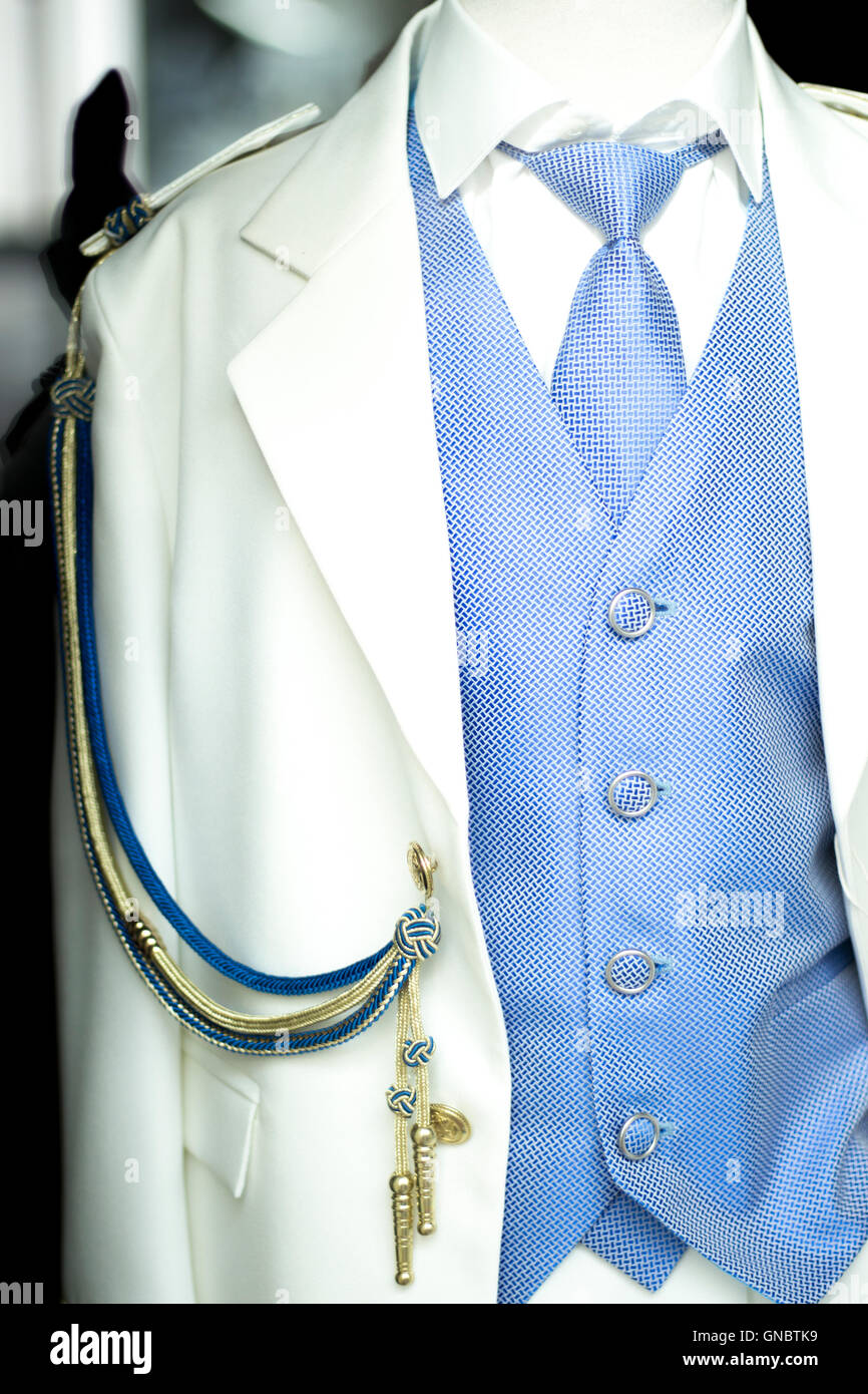 Première communion catholique cérémonie religieuse costume blanc uniforme  chemise bleue et cravate pour les garçons en vente en magasin Photo Stock -  Alamy
