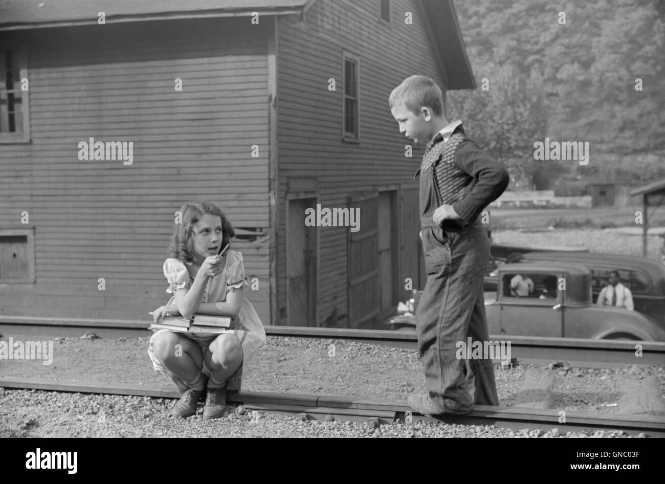 Deux enfants mineurs sur le chemin du retour de l'école, Omar, West Virginia, USA, Marion Post Wolcott pour Farm Security Administration, Septembre 1938 Banque D'Images