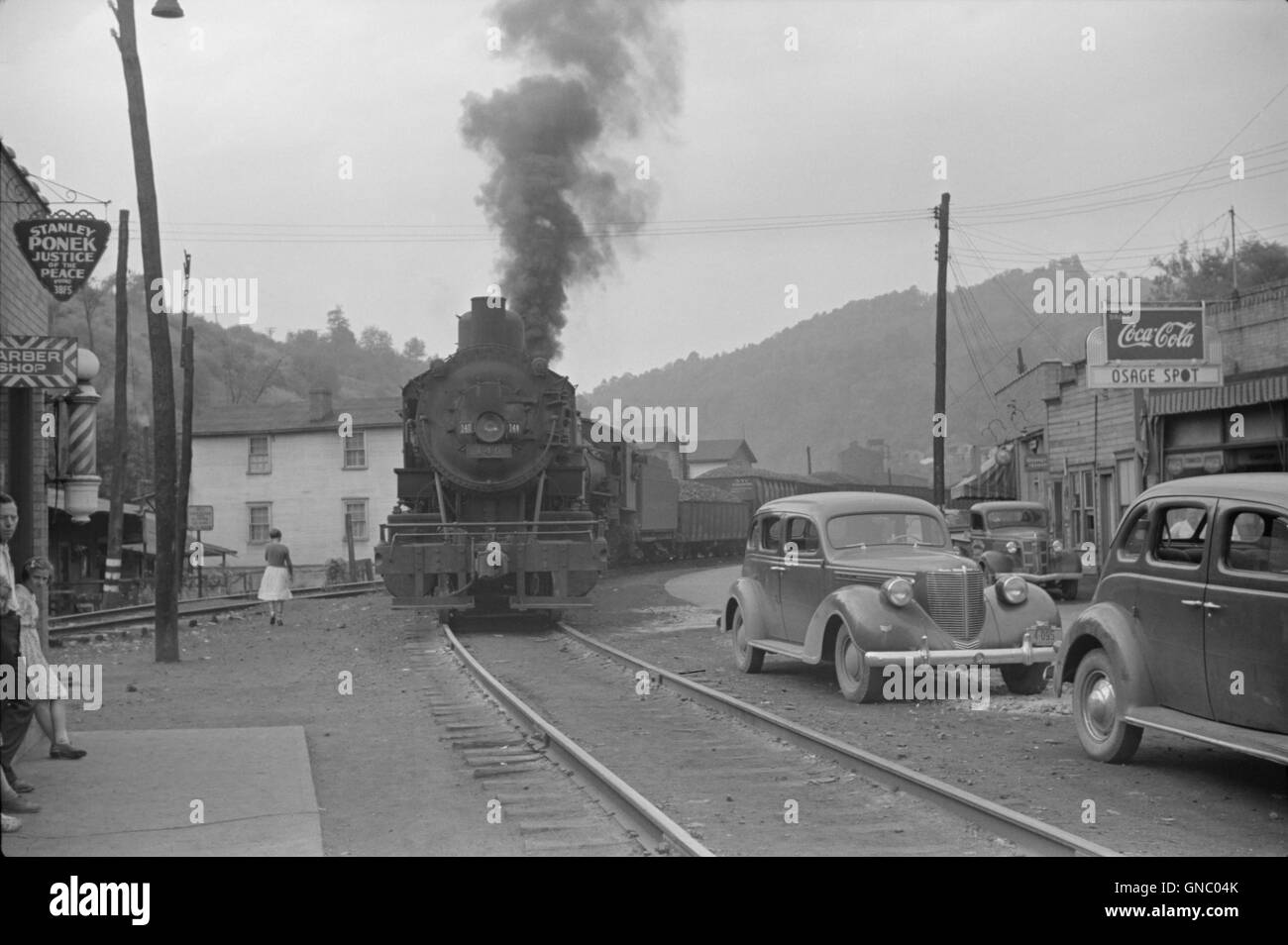 Tirant par le Centre de la ville, Osage, West Virginia, USA, Marion Post Wolcott pour Farm Security Administration, Septembre 1938 Banque D'Images